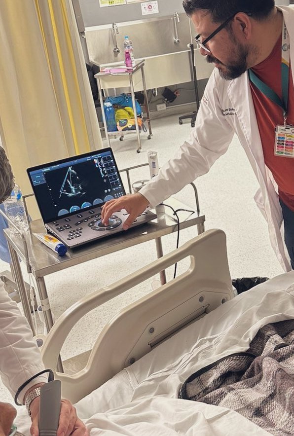Dr_Dive's tweet photo. 🤔Algún día poner en su CV “Ultrasonido (o ecografía) en áreas críticas” será tan obvio como decir que sabes interpretar un electrocardiograma o una radiografía. 
Hoy se presume….mañana (espero) será parte de lo básico. 
Mientras eso sucede; seguiré aportando a la formación académica…muy a pesar de algunos 🤭

#POCUS #Eco #Rotacion #HGT 
@chisonmedical @Berrysophie