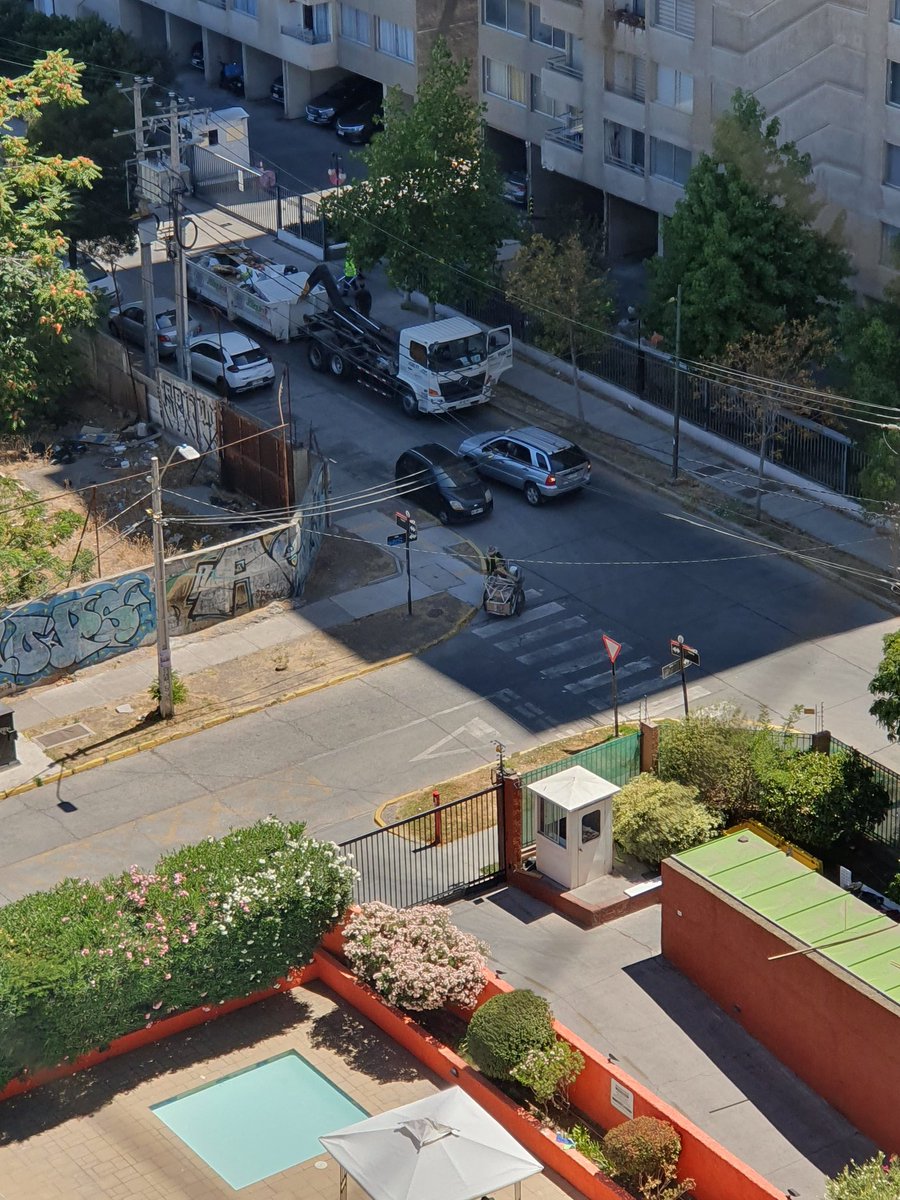 po0na's tweet photo. Ese auto gris(estacionado) necesitó salir, haciendolo con el poco espacio que hay. Ante una emergencia esos autos estacionados quedan atrapados. Calle tchaicovsky con kassia @munisanjoaquin https://t.co/085RAMalnu