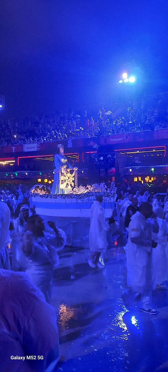 Genteee eu tô em êxtase ainda!
A Sapucaí é muito irada!

⚪️🔵 Mas Beija Flor meu amor!!! Que energia surreal!!! 🔵⚪️😍🥳