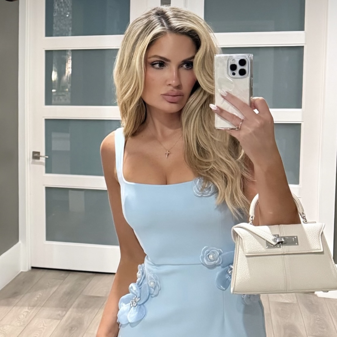 Pearly perfection in every light 🤍 Babe <a href="/alysefratto/">Alyse</a> w/ our SQUARE® Geo Mother of Pearl case!! If you’ve got it…#FLAUNTit #ProtectinStyle #FLAUNTcases