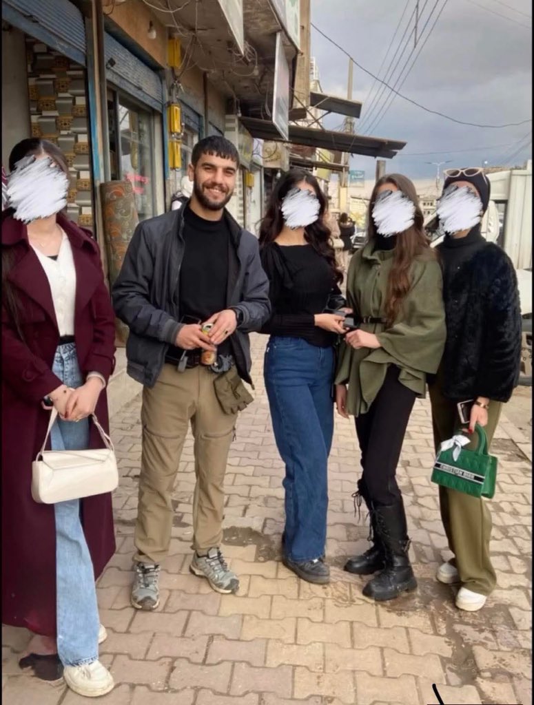 SyrTurkmenSyr's tweet photo. 📍عين العرب - شرقي حلب

تتفاخر حاظنة #قسد بالالتقاط الصور مع #المجرم الذي قام بتصفية العشرات من سجناء العرب في منطقة عين العرب 
يذكر أنه قام بتوثيق جريمته بفيديو مصور. https://t.co/vwiK5wjDgb