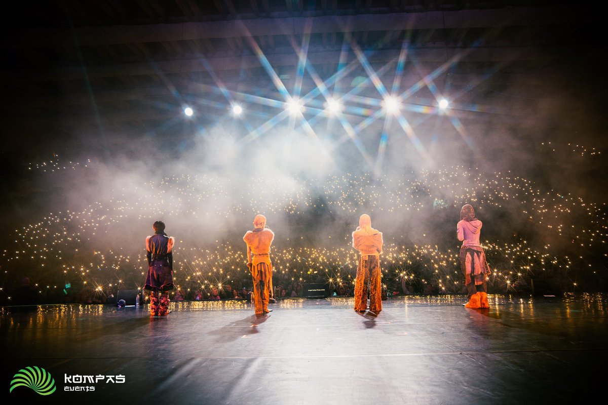 cookie_kora27's tweet photo. a starry night โจโจโจ
#XLOVEurope #XLOVinEurope #XLOVEuropeTour #XLOVinBucharest #XLOVinRomania #XlovRomania #XLOVBucharest https://t.co/TMJQBfzC6D