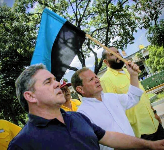 GoyoGraterol's tweet photo. Hay fuegos que no se apagan con una celda.

A @JuanPGuanipa lo detuvieron de nuevo porque en horas de libertad les recordó lo que es tener coraje.

Lo soltaron al mediodía creyendo que lo habían silenciado, y en la noche confirmaron que su ímpetu es incontrolable. https://t.co/aq1dP0ye7W