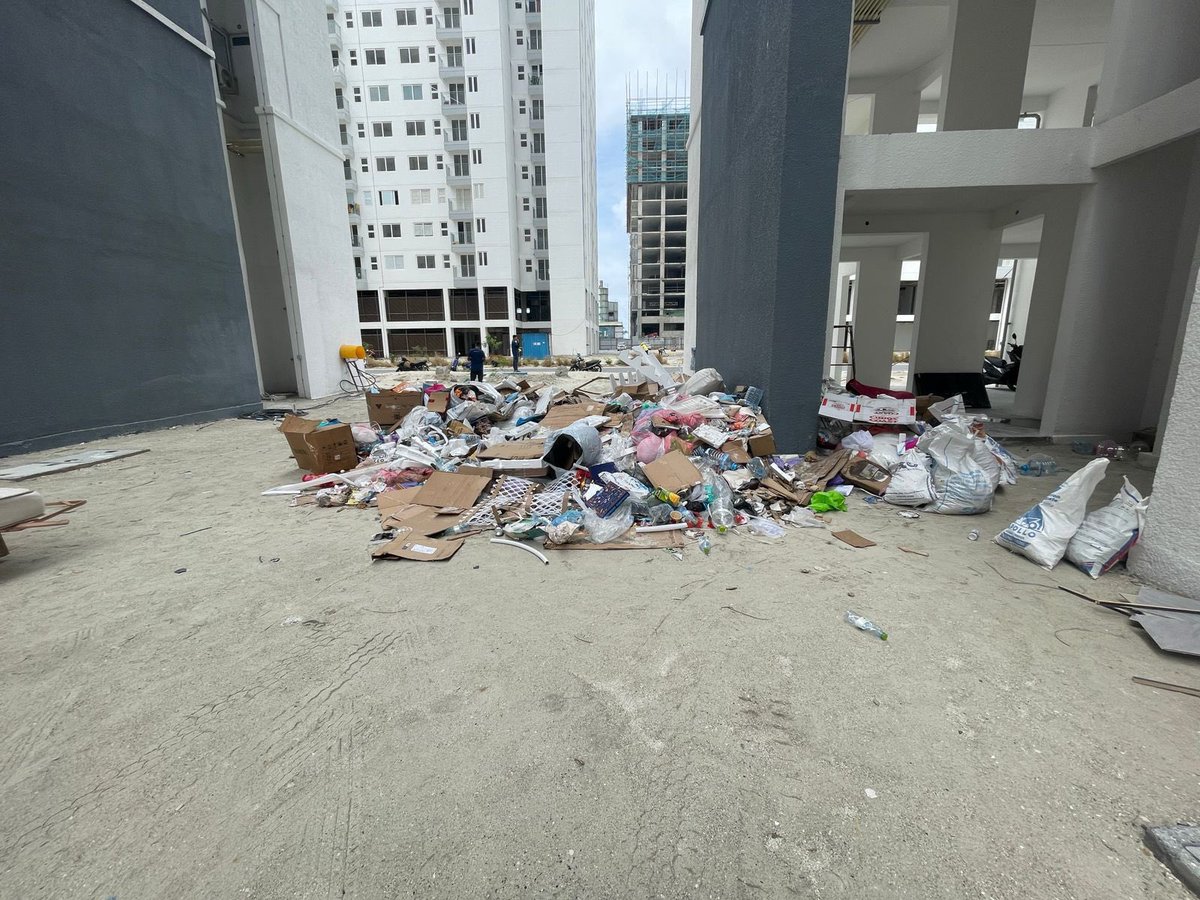 ހޮނިހިރު ދުވަހު ސާފުކުރި ތަންތަނަށް މިއަދު އޮތީ ކުނި އަޅާފައި. ތިމާ ދިރިއުޅޭ މާޙައުލަށް މި ގޮތަށް ކުނިއެޅުމަކީ އެކިއެކި ބަލިތަކަށް ހުޅުވާލެވޭ ދޮރެއް. މިއީ އަޅުގަނޑުމެންގެ ދީނާއި ސަޤާފަތާ ވެސް ބީރައްޓެހި ނާތަހުޒީބު އަމަލެއް. 
އެފްޑީސީން މި ކުނިތައް ނައްތައިލި ކަމުގައިވިޔަސް،