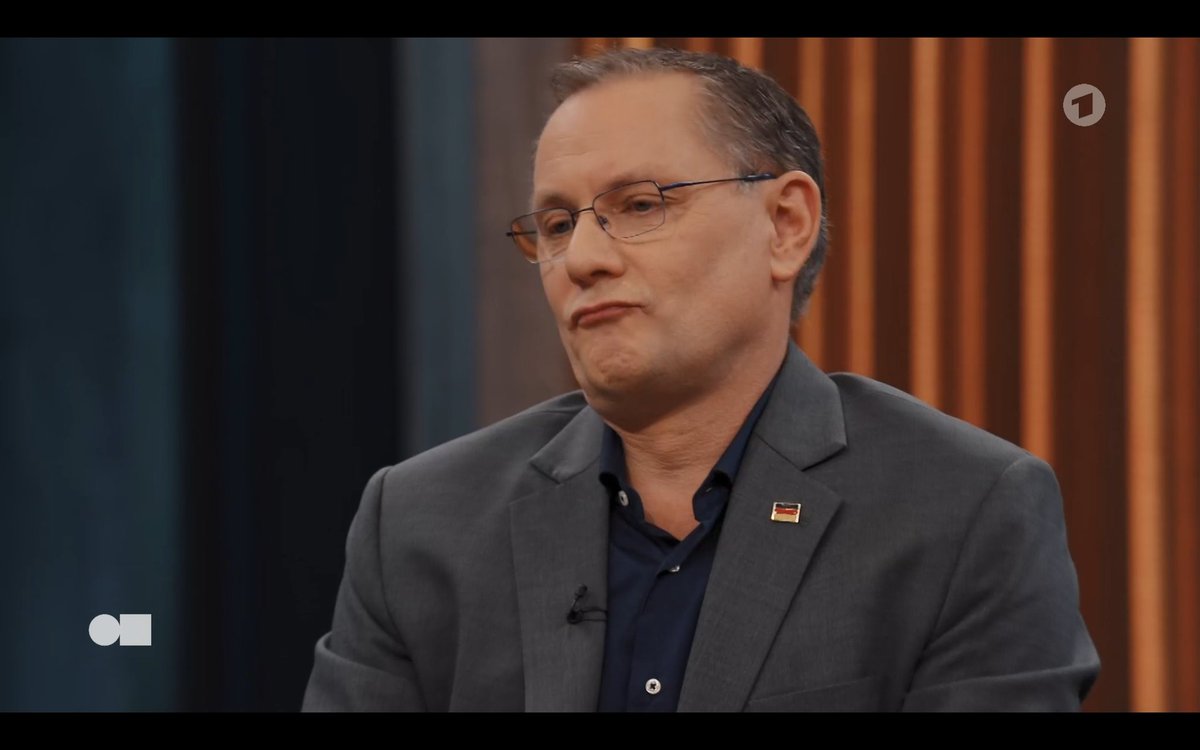 Tino Chrupalla ist sowas von offensichtlich Putins Schosshündchen, dass es ihm augenscheinlich selbst schon peinlich ist.