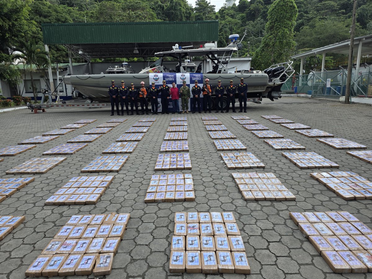 Estoy en la Estación Guardacosta de Tumaco y entregamos a la fiscalía 1,1 tonelada de cocaína incautada está madrugada cerca de Gorgona por el personal joven de la estación, cuando ya despertaba a las 4 am para tomar rumbo a Montería.

Aquí les muestro los héroes de la