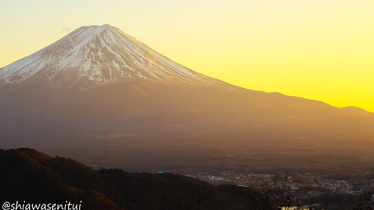 霞み夕暮れ富士山。
余りにも巨大で、麓の町が小さく見える。その存在感は正に日本の象徴。
#富士山 #MtFuji #ｷﾘﾄﾘｾｶｲ
Mt. Fuji at dusk in the mist. 
It is so huge that the town at its base seems small. Its presence is truly a symbol of Japan.