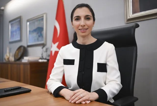 Sol_Yumrukk's tweet photo. Hafize Gaye Erkan: 
Yaklaşık 8 ay Merkez Bankası Başkanlığı yaptı.
Enflasyonu kapıcısından öğrendiği söyledi. 
3 Şubat 2024’te görevi sona erdi.
Görevden ayrıldıktan sonra 2 yıl boyunca 750 bin TL. maaş aldı.

Bu ülkede kaynak sorunu yok ahlak sorunu var! https://t.co/SrbcF7yncX