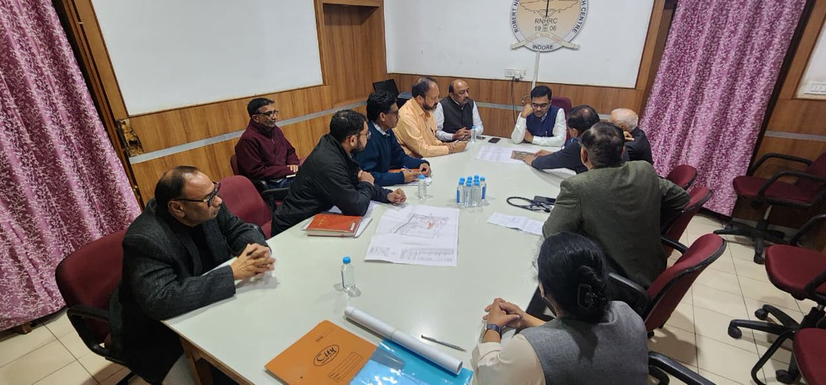comindore's tweet photo. संभागायुक्त डॉ. सुदाम खाड़े ने रॉबर्ट नर्सिंग होम परिसर में 100 बिस्तरों के अत्याधुनिक अस्पताल भवन निर्माण की जानकारी दी।
Read more:https://t.co/I2iAcjLnj4
#HealthcareInfrastructure #IndoreDevelopment #HealthServices  #JansamparkMP
@CMMadhyaPradesh 
@JansamparkMP 
@jdjsindore https://t.co/ppqkqF28Mx