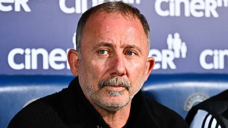 Sevgili hocam!

Sen Beşiktaş'sın… Sen Beşiktaş teknik direktörlüğünü sonuna kadar hak eden camianın öz evladısın. Belki elin rakip teknik direktörler kadar güçlü değil fakat çok daha güçlü bir karakterin var. Rafa konusunda sana inandık; sen dersen o dur, dedik…

Ama!

Eğer