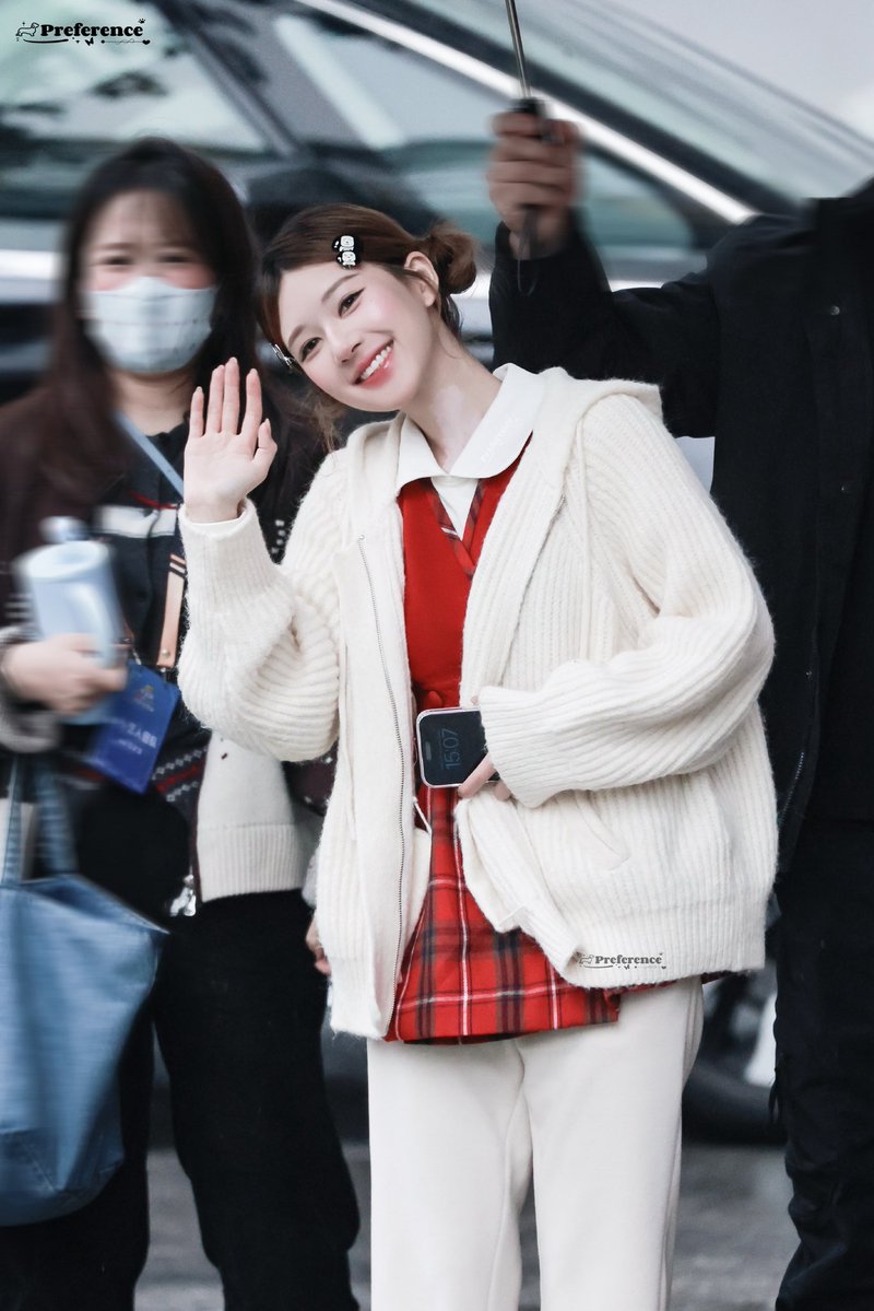 สรุปสปอยล์จากการถ่ายทำวันที่ 2 ของรายการวาไรตี้ของ #จ้าวลู่ซือ《不好笑就露宿街头》 🫶🏻

• ธีมการถ่ายทำวันนี้คือ “ความทรงจำในวัยเด็ก” ลู่ซือเลยแต่งคอสเพลย์เป็นตัวเองตอนอายุ 3 ขวบ
• ลู่ซือมีเวทีแสดงร่วมกับหนึ่งในนักแสดงในรายการ
• เธอเล่าว่าช่วงนี้เพิ่งกลับไปดู #ดาราจักรรักลำนำใจ