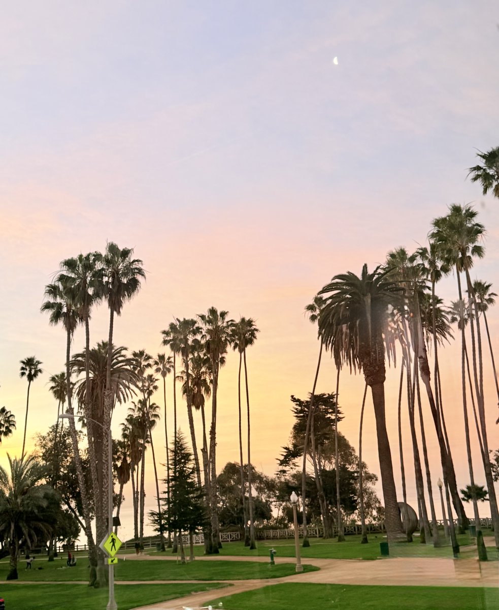 Monday, February 9, 2026
Morning half moon
Ocean Ave,Santa Monica.