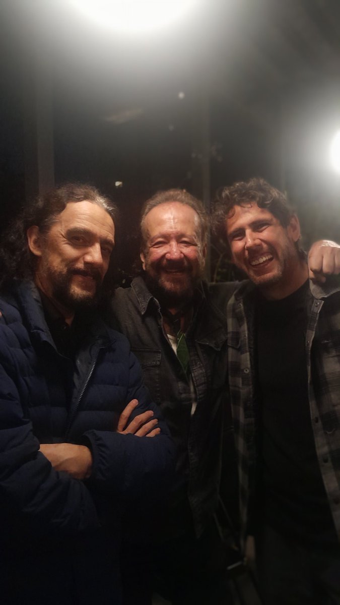 elliottnoir's tweet photo. Feliz cumpleaños Chacito . Te quiero montones ♡ un gran abrazo reparador.
Aquí la foto con @ivannieblas 🥳🥳🎂🎈✨️
Y @soymiguelsolis ☺️
#PoderosoBB https://t.co/FVDSurpWmF