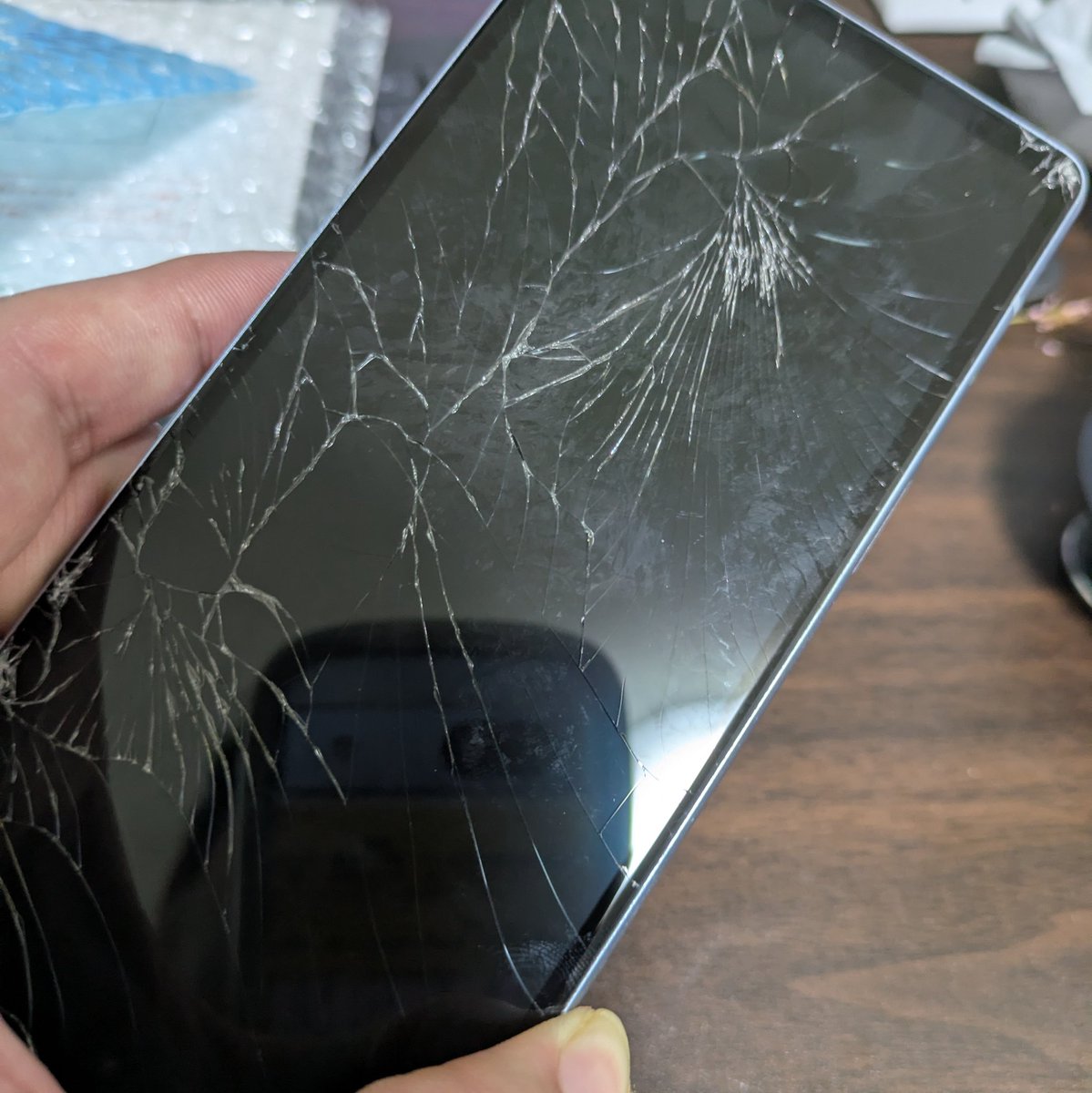 雪のせいです。バキバキ画面割れです。誠に遺憾です。（すぐに配送交換