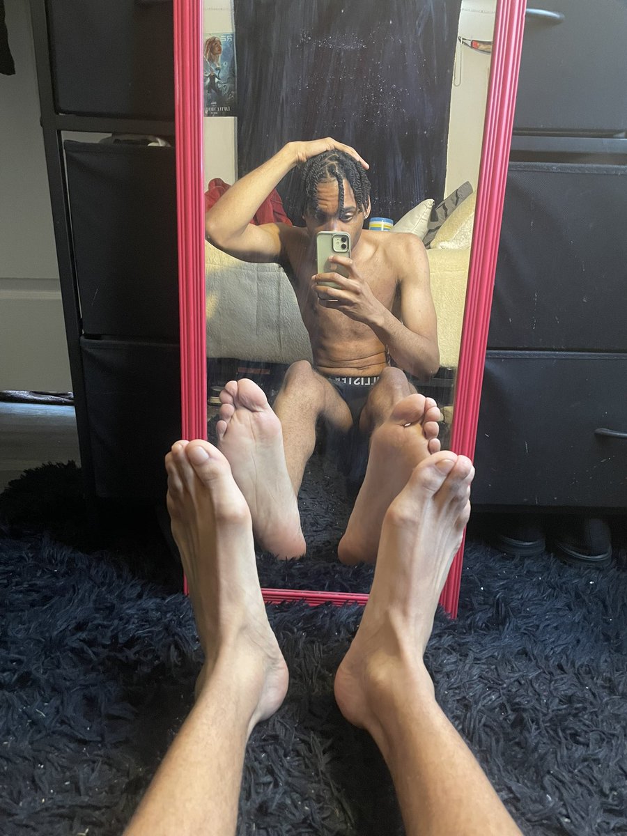 Simplydabest15's tweet photo. Come serve the master 😈 #feet #malefeet #feetworship https://t.co/bcs00b4mqS