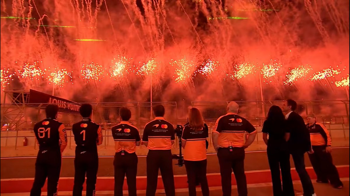 deodeokgui's tweet image. 팀웨어 샀으면 내 돈 저 폭죽에 쓰였겠구나