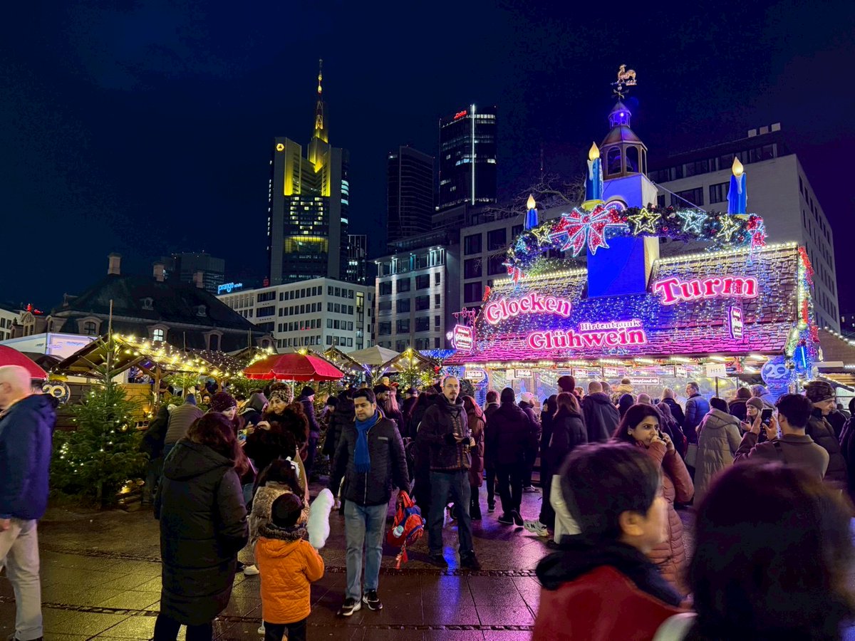 EllieJapan2022's tweet photo. Let's grab some hot wine!
I'd like to have white one. 🦷🦷🪥🫢
#Wintermarket #Europe #Gluhwein #withmylove #familytrip #popularityaward #fancylights https://t.co/Mle6ucoXtJ