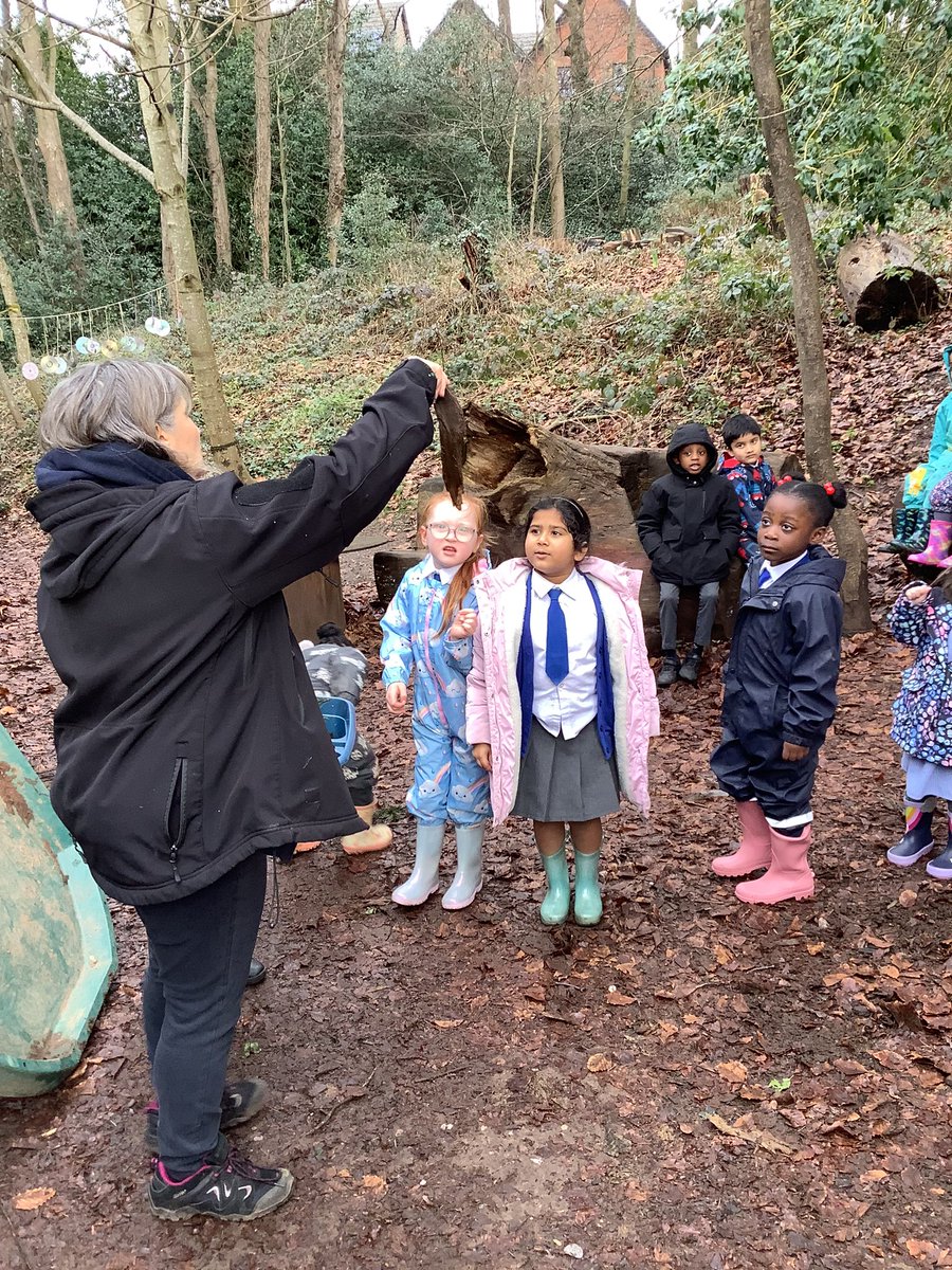 AbbeyPrimary's tweet image. #Y1 #Art #Forestschool… listening to Mrs P before going on a hunt for natural resources to create our own  piece of art.