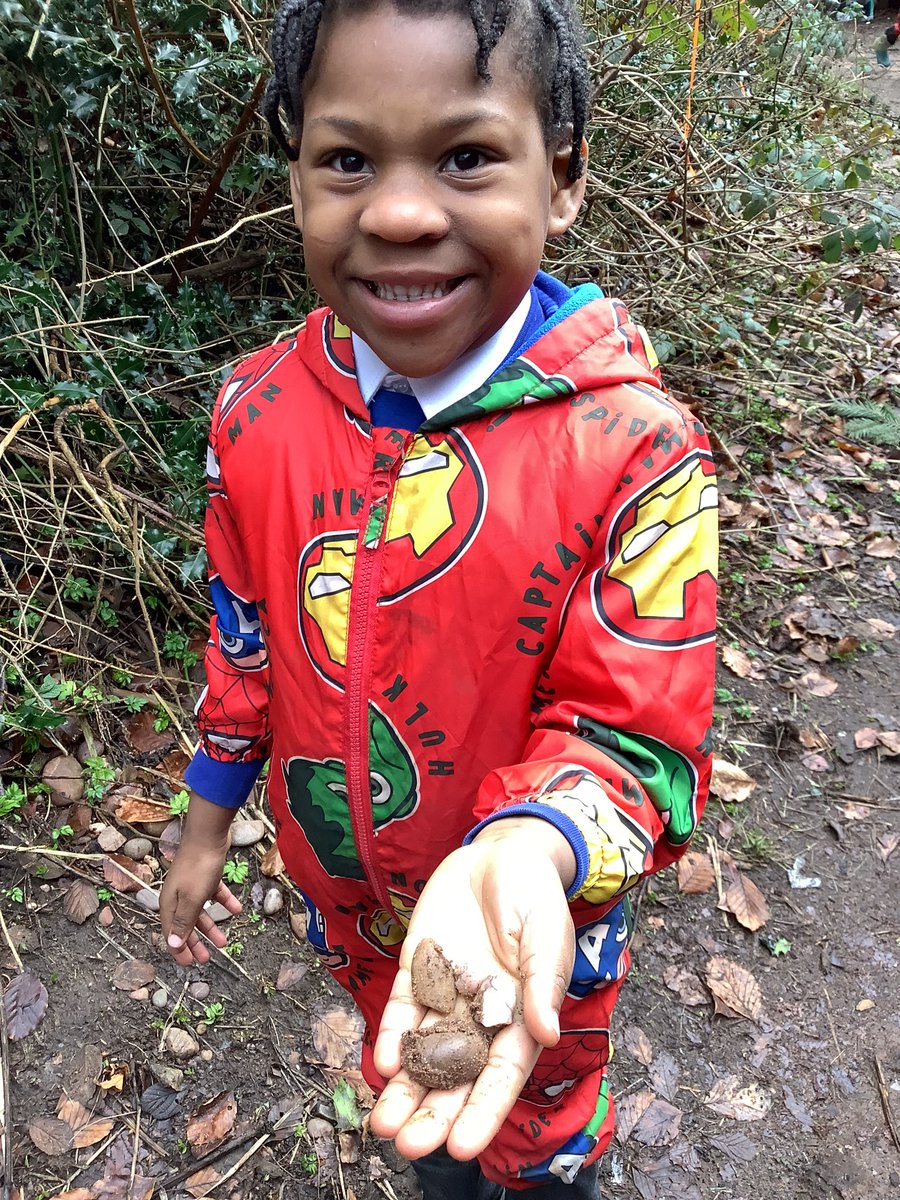 AbbeyPrimary's tweet image. Hunting for natural resources…. This is what we’ve found so far! #Y1 #Art #Forestschool