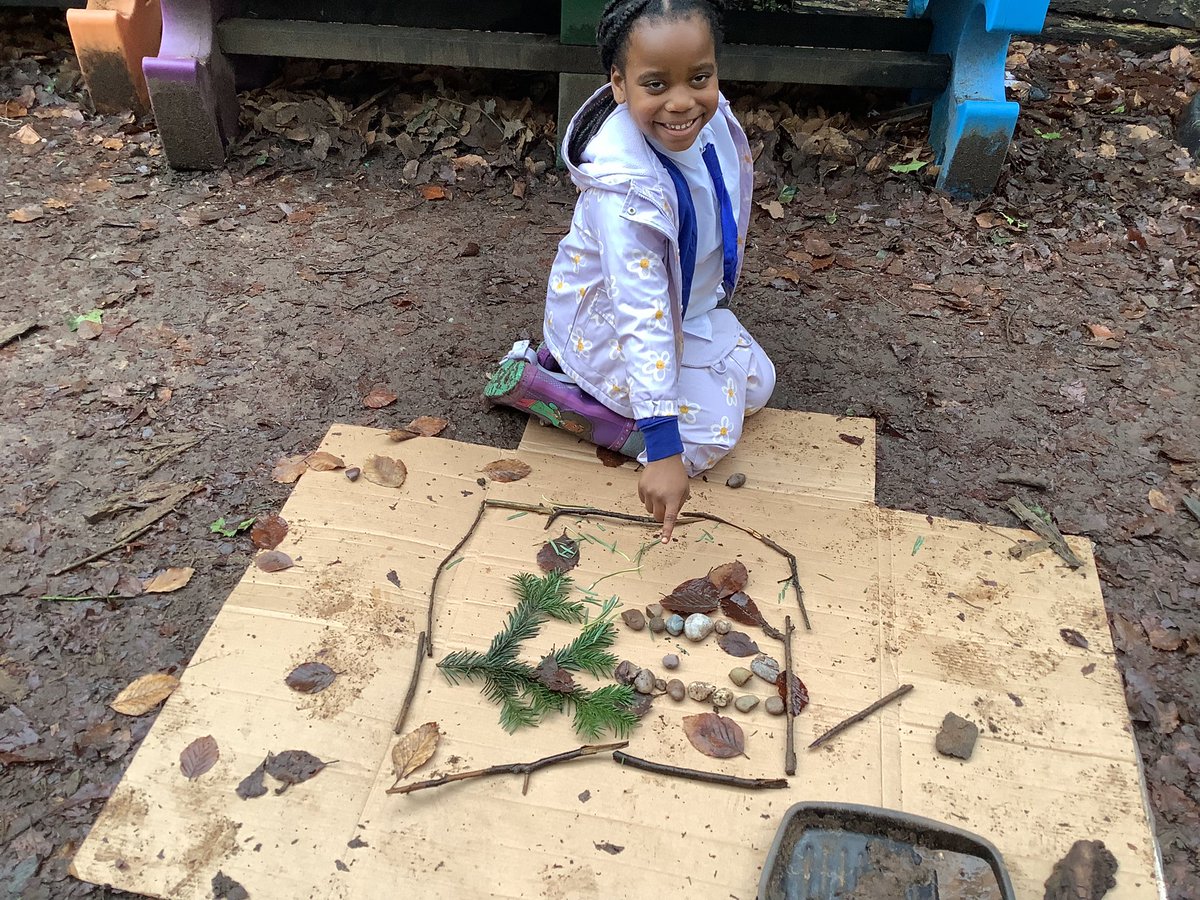AbbeyPrimary's tweet image. Working with our friends to create a piece of land art. This is such fun! We have been inspired by Andy Goldsworthy. #Y1 #Art #Forestschool