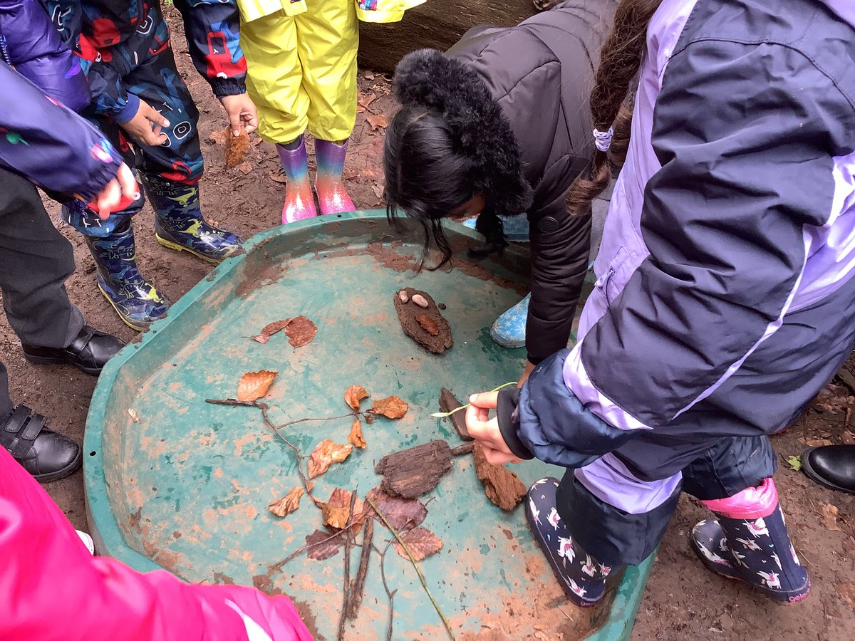 AbbeyPrimary's tweet image. Working with our friends to create a piece of land art. This is such fun! We have been inspired by Andy Goldsworthy. #Y1 #Art #Forestschool