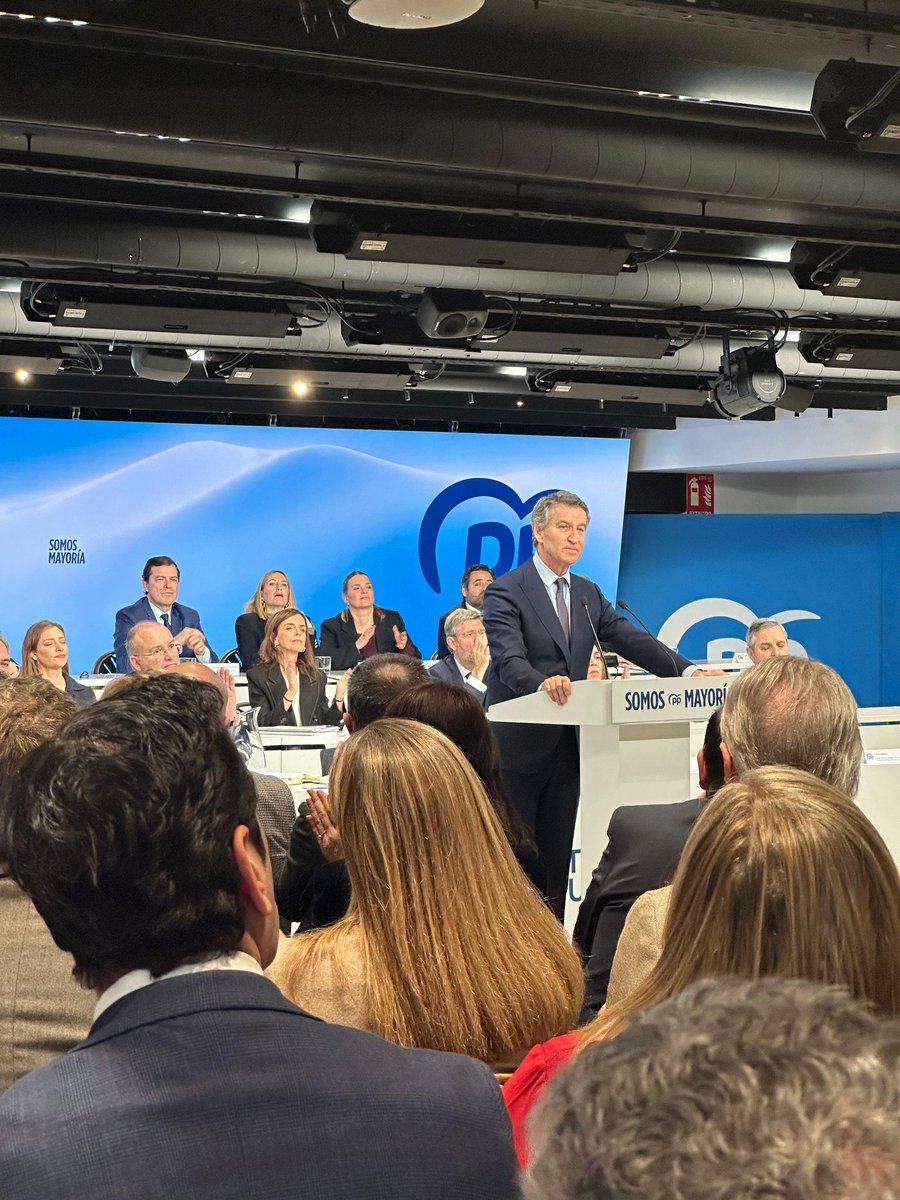 AJMesaGarrido's tweet image. Esta mañana, en la Junta Directiva Nacional del @ppopular con el presidente @NunezFeijoo. 

Marcada por la victoria del @ppopular en Aragón con @Jorge_Azcon. Una más, y una derrota más del sanchismo.

Hoy en las Cortes de Aragón sumamos más escaños que toda la izquierda junta.