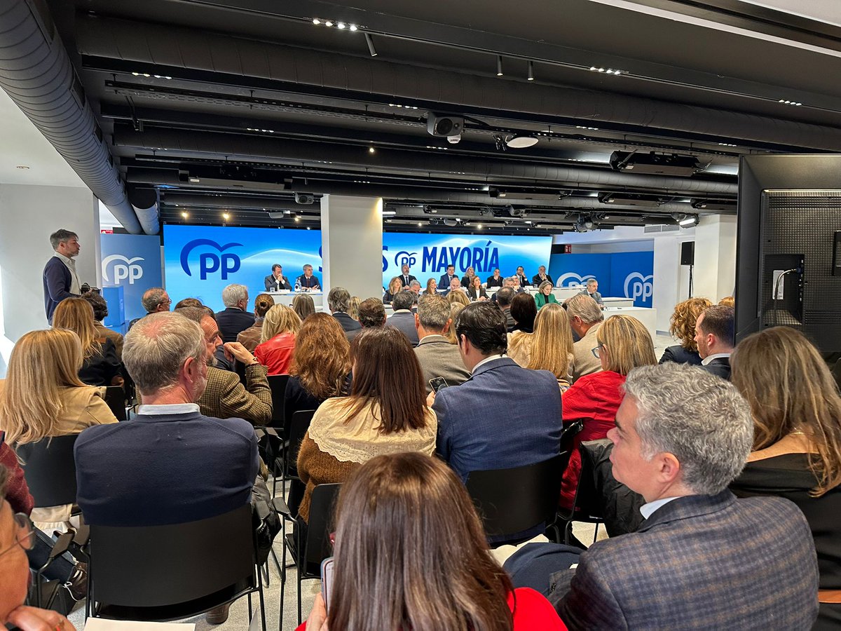 Esta mañana, en la Junta Directiva Nacional del <a href="/ppopular/">Partido Popular</a> con el presidente <a href="/NunezFeijoo/">Alberto Núñez Feijóo</a>. 

Marcada por la victoria del <a href="/ppopular/">Partido Popular</a> en Aragón con <a href="/Jorge_Azcon/">Jorge Azcón</a>. Una más, y una derrota más del sanchismo.

Hoy en las Cortes de Aragón sumamos más escaños que toda la izquierda junta.