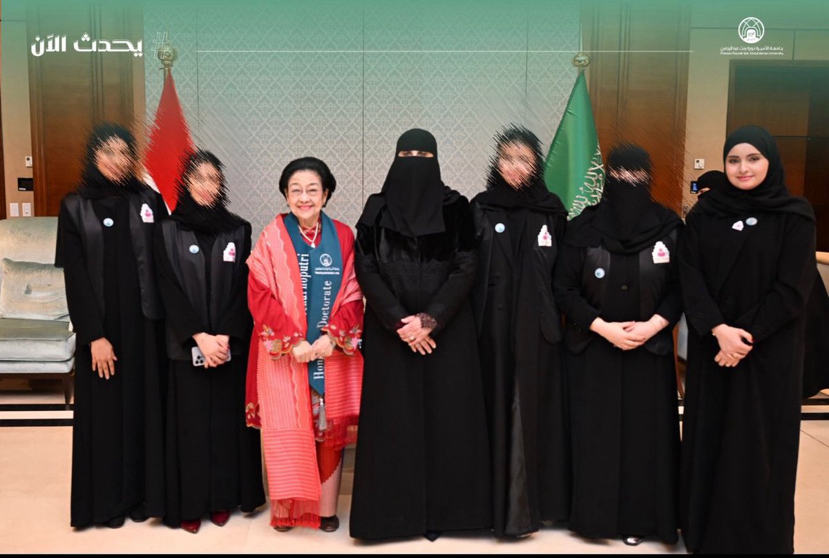 hessaalmodhl's tweet photo. وفي حدث اليوم #جامعة_الأميرة_نورة تمنح شهادة الدكتوراه الفخرية لرئيسة جمهورية إندونيسيا الخامسة السيدة ميقاواتي سوكارنو بوتري ❤️ https://t.co/yKJMs76Mtk