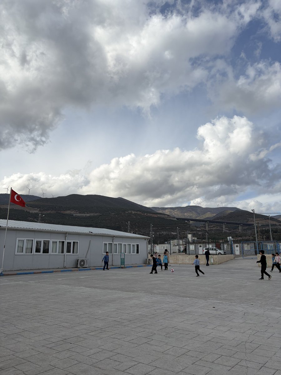 Sizi çok seviyorum ve evet depremin 3. yılı okulumuz prefabrik