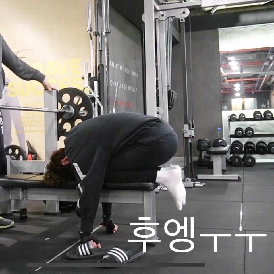 Zero4_seasons's tweet photo. 백현이네 집 따뜻한가봐...반팔 반바지...
나는 지금 내방만 얼음장이어서 난방텐트+수면잠옷 없이 못버텨... https://t.co/MoDjh245Xh