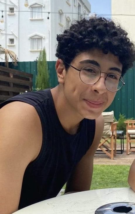 Özgür'üm 9 şubat,enkazdan çıktığın gün,her saniyemde o kare  babam  beynime kazındı Nehale getirdiler babam seni
hakimlere Savcılara anlatıyoruz bir delik bile bulamadık,
Otel değil katil bina,kum yığını olmuş
Kumdan çıkardık Çocuklarımızı 
Adalet Nerede?
Özgürüm
#isiasolasıkast