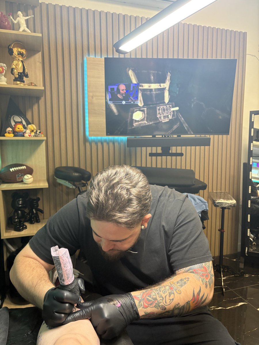 BeaMetal's tweet photo. @menos_trece así si se disfruta un tatuaje de verdad 😂 https://t.co/Jzf1dGdzRM