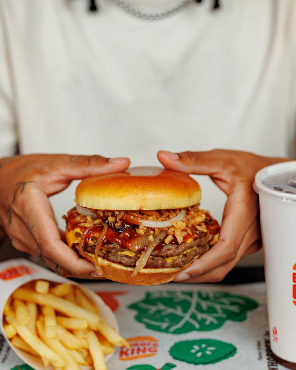 Introducing the BBQ Crispy King. 🔥👑
Sweet smoky BBQ.
Crispy onions + melty cheese.
One bite and it’s over!

#BKNassau #BurgerKing #loveatfirstbite #burgerlover #meaty #meatlover #cripsy