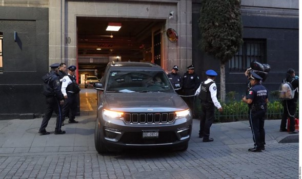 #OPINIÓN 

  PALABRAS   MÁS...

                               ¡Boleada!

Cuando el poder se deja servir de rodillas, la autoridad moral ya se perdió

La maquinaria de los corifeos, controlada desde la vocería, se echó a andar...

Escribe: <a href="/arturosuarez/">Arturo Suárez R</a> 

planolegislativo.com/politica/bolea…