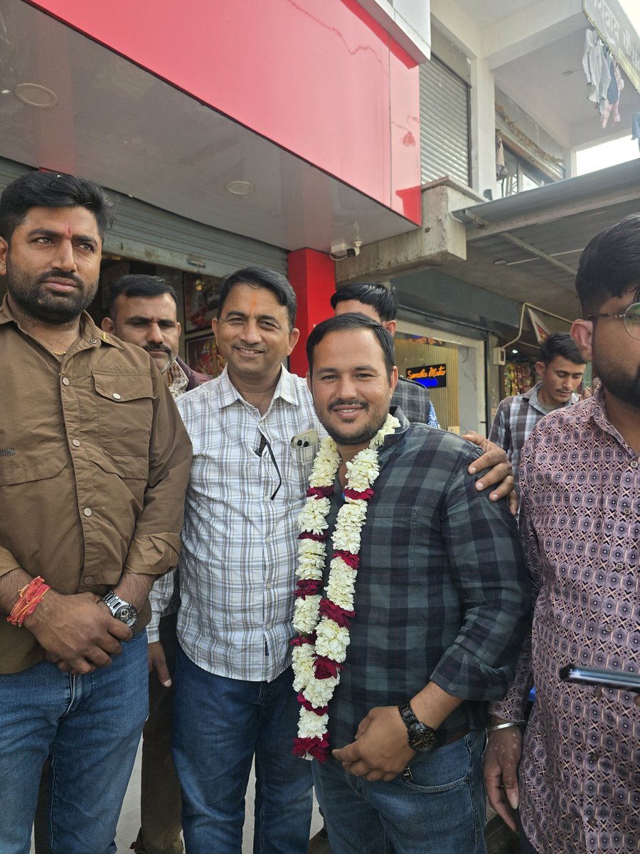 आज सिणधरी जनता स्वीट होम पर जाना हुआ इस दौरान RLP नेता थानसिंह डोली ताजाराम जी सियाग एवं पार्टी परिवार के सदस्य साथ रहे मुझे मान सम्मान दिया आपका बहुत-बहुत आभार धन्यवाद <a href="/RLPINDIAorg/">Rashtriya Loktantrik Party</a>