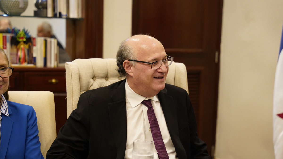 #AEstaHora El presidente <a href="/JoseRaulMulino/">José Raúl Mulino</a> sostiene un encuentro con <a href="/igoldfajn/">Ilan Goldfajn</a>, presidente del <a href="/el_BID/">Banco Interamericano de Desarrollo</a>, en una agenda que trabaja por más futuro y nuevas oportunidades para todos. 🤝🏻💼

#ConPasoFirme