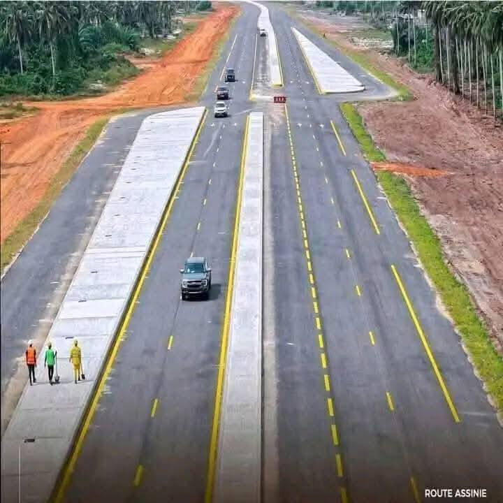 CiZapping's tweet photo. 😍🇨🇮 Avec 487 km d’autoroutes, la Côte d’Ivoire dispose du 2ᵉ réseau autoroutier d’Afrique de l’Ouest, derrière le Nigeria, et du plus long d’Afrique subsaharienne.
🚗🛣️ #Infrastructures #CIV #Autoroutes https://t.co/OjKxDKhi6S