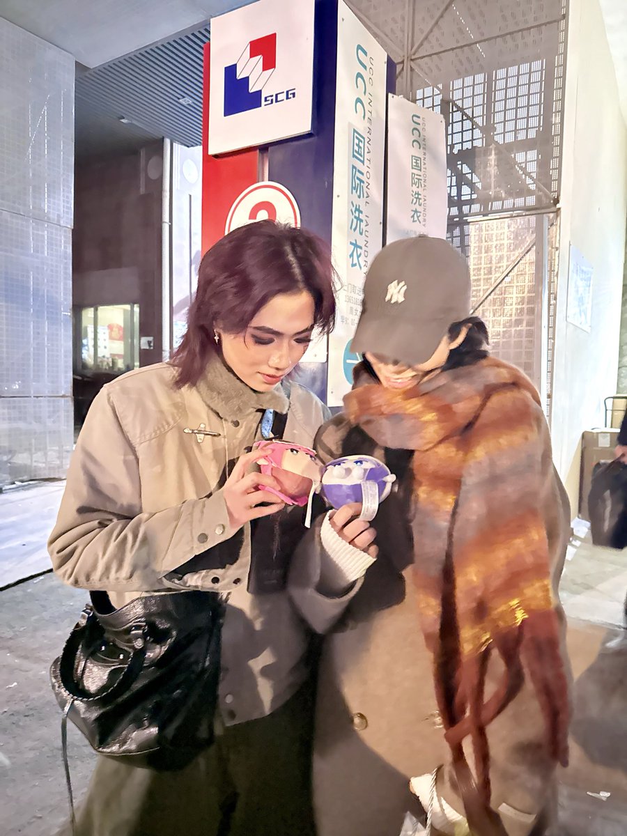 好耶有老师画我的无手团子图了（不是）

1.31 Immersive Arcane pieces:

I asked Caitvi’s actress Cao Heng and Huang Xiaojie to hold my Caitvi keychains to take shot 
Vi: Why don’t I have hands but Cait has?
Me: OMGGGGG🙀🙀🙀🙀🙀