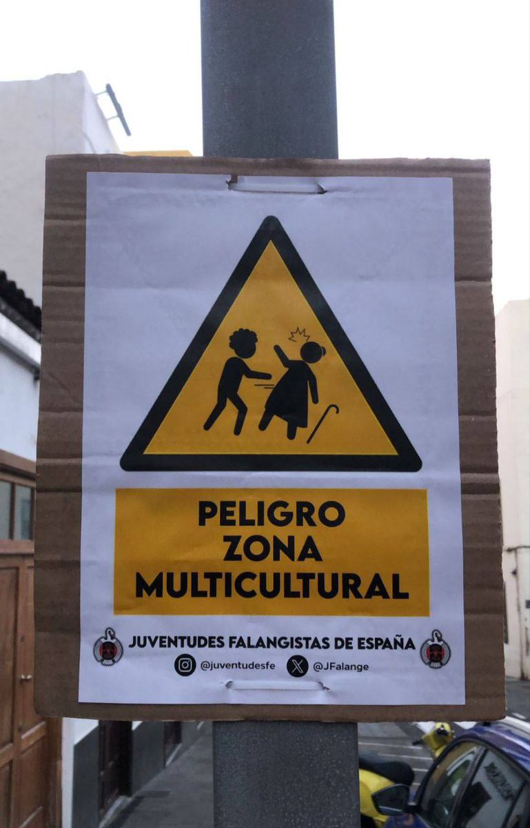 Un cartel racista ayer en el Puerto de la Cruz, de incitación al odio contra menores migrantes, ha permanecido 48 horas frente a un centro de acogida.  Fue retirado gracias a las compañeras de <a href="/ac_portuense/">Asamblea Ciudadana Portuense</a>. No es una broma, no es provocación: es odio organizado. #StopRacismo 🙅