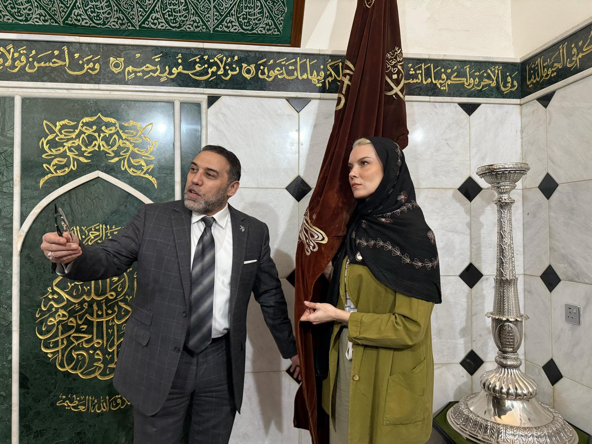 İslam tarihinin büyük isimlerinden Abdülkadir Geylani’nin Bağdat’ta bulunan türbesindeyim. İnşasına Kanuni döneminde başlanmış. Planı Mimar Sinan tarafından yapılmış. Son karede Seyyid Halid Geylani’yi göreceksiniz. Kendisi büyük mutasavvıf Abdülkadir Geylani’nin 19. kuşak torunu