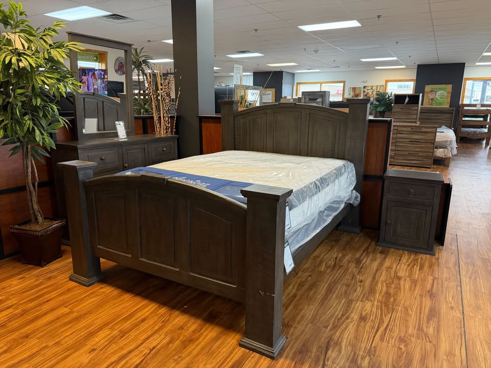 SmartWayTN's tweet photo. SmartWay has bedroom suites and comfy mattresses ready to go home with you today — and yes, we’ll make it fit your budget. 💸✨Tell us what you’re looking for, and our team will help you find the perfect setup! Call (865) 247-6544 or stop by 8416 Kingston Pike today. https://t.co/a99AoHY6EL