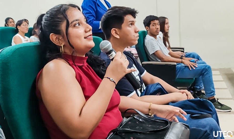 Con el objetivo de fortalecer el aprendizaje práctico del idioma inglés, se llevó a cabo una clase espejo en la carrera de Pedagogía de los Idiomas Nacionales y Extranjeros con los estudiantes de Tercer Nivel, en la asignatura English Composition I.