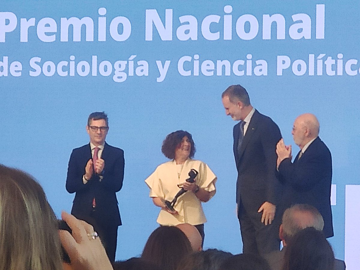 AMITMu_Val's tweet image. Felices de ver cómo nuestra querida @CapitolinaDiaz recibe el Premio Nacional de Sociología. ¡Enhorabuena compañera!