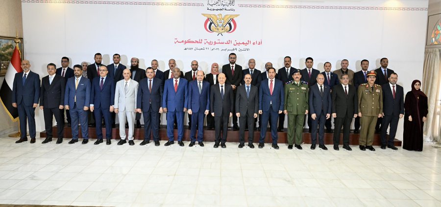 حكومة اليمن بعد ما حلفوا بالله أنهم سيصلحون البلاد ... المشكلة البعض منهم قد حلف اكثر من اربع مرات في أربع حكومات 

الله لايلحقككم خير