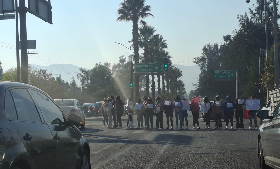 Se encuentran bloqueados ambos sentidos del Libramiento frente al Infonavit, por presuntos normalistas.  Tome sus precauciones.