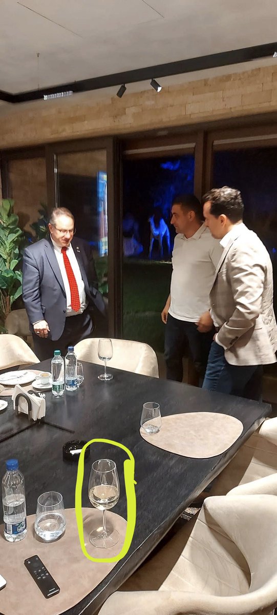 Haideți să ne întrebăm de ce minte Petrișor Peiu de la AUR și spune ca nu s’au consumat băuturi alcoolice la întânirea Comisiei Federale Americane Electorale din care eu faceam parte si George Simion plus colegii lui din partidul AUR. Chiar dacă lui Petrisor Peiu i s’a ordonat de