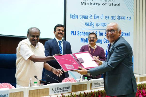 airnewsalerts's tweet photo. Ministry of Steel signs MoUs for 85 projects with investments of more than Rs 11,000 crore in New Delhi. 

The Ministry said that #MoUs have been signed with 55 companies under the third round of Production-Linked Incentive (#PLI) Scheme 1.2. 

Addressing the gathering after the MoU signing ceremony, Minister for Steel and Heavy Industries H.D. Kumaraswamy underscored that PLI 1.2 is a decisive step towards building a resilient and globally competitive specialty steel ecosystem. 

@hd_kumaraswamy @SteelMinIndia