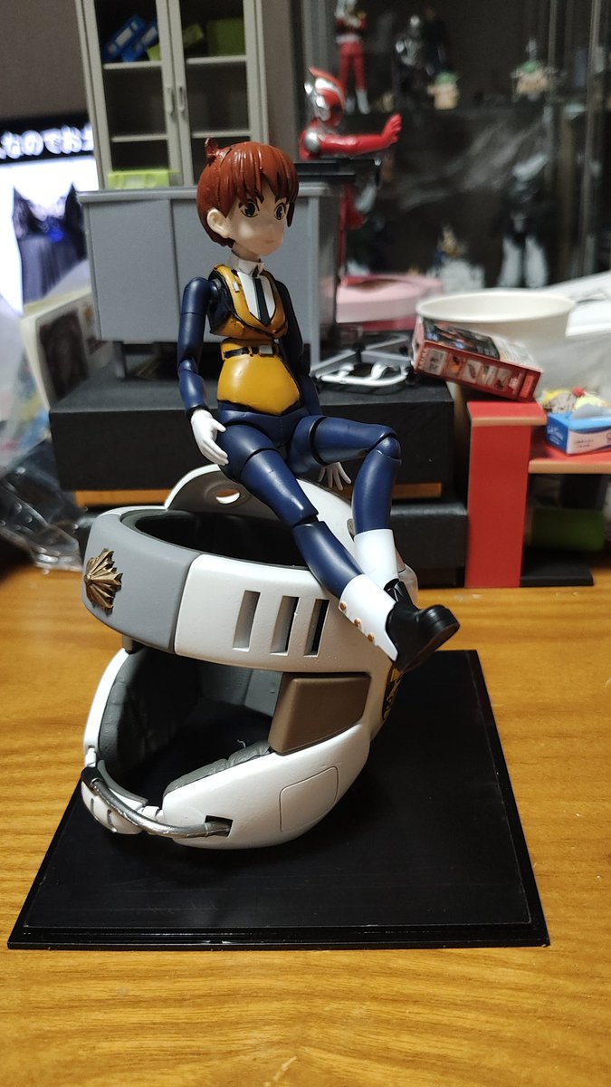 デイでイールを。ヘッドギア内部。クッションが造形されています。布の質感や皺などリアルな造形です。マイク廻りとか。特写エンブレムも。
うちの野明さんには大きすぎる😅