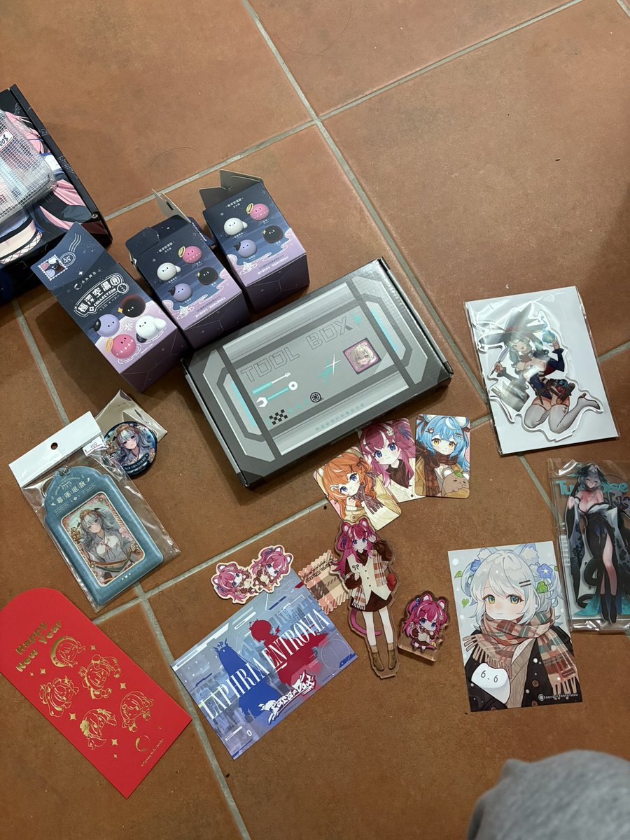 這一次FF的戰利品😍❤️

我買三盒三盒都不一樣
我有抽到歌其他兩個是店長ㄉ！
開卡包也有中UR也有換到自己喜歡的！
特別感謝小開的認親小禮物！

偷偷的去在偷偷的回來
快閃一天✌️