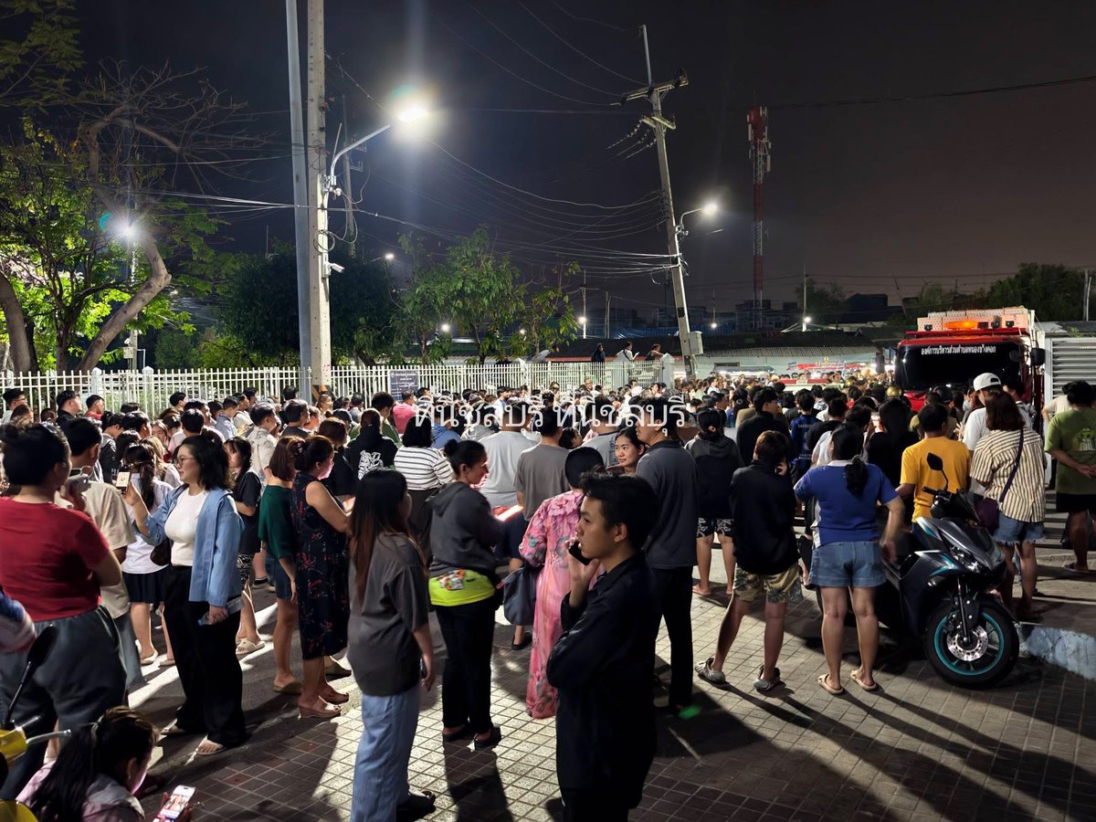 emanatepp's tweet image. ตอนแรกก็เฉยๆ แต่พอเห็นคนไปรวมตัวกันเยอะมากแล้วไม่ยอมแพ้ เลยนึกได้ว่า เออวะตรงนี้มันตำนานบางแสนแตกนี่หว่า จะแพ้ได้ไงวะ เอาวะ เอารักของเขาอะเนอะ สนุกล่ะ สู้ๆครับคนชล เพื่อความโปร่งใส  

#ชลบุรีเขต1 #เลือกตั้ง69 #กกตโกงการเลือกตั้ง #โกงเลือกตั้ง #พรรคประชาชน